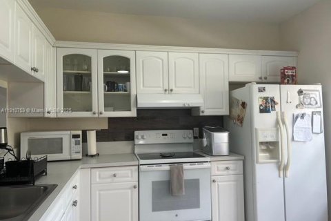 Townhouse in Weston, Florida 2 bedrooms, 156.17 sq.m. № 1753080 - photo 3