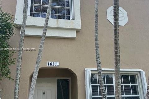 Townhouse in Weston, Florida 2 bedrooms, 156.17 sq.m. № 1753080 - photo 1