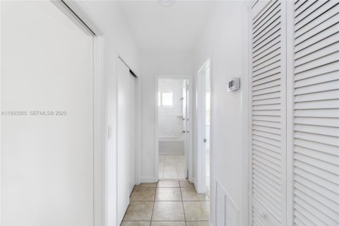 Casa en alquiler en Coral Gables, Florida, 4 dormitorios, 173.73 m2 № 1992064 - foto 9