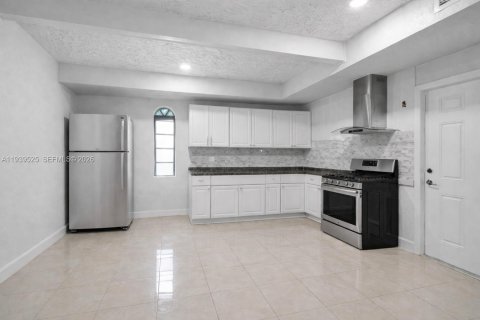 Casa en venta en Miami, Florida, 6 dormitorios, 318.75 m2 № 1999871 - foto 16