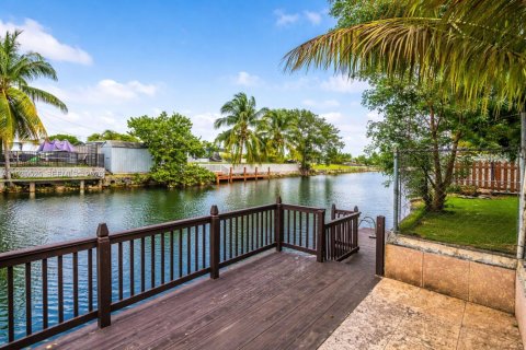 Casa en venta en Miami, Florida, 6 dormitorios, 318.75 m2 № 1999871 - foto 2