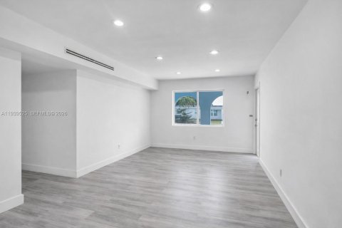 Casa en venta en Miami, Florida, 6 dormitorios, 318.75 m2 № 1999871 - foto 9