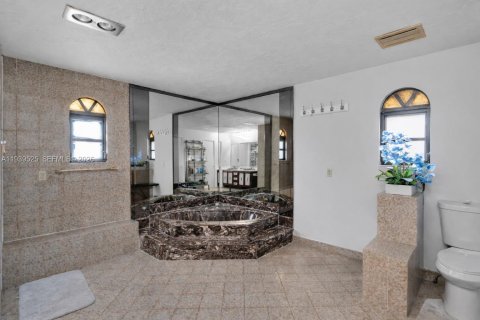 Casa en venta en Miami, Florida, 6 dormitorios, 318.75 m2 № 1999871 - foto 21