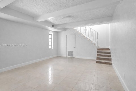 Casa en venta en Miami, Florida, 6 dormitorios, 318.75 m2 № 1999871 - foto 15