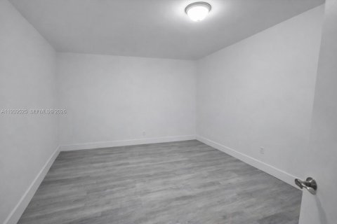 Casa en venta en Miami, Florida, 6 dormitorios, 318.75 m2 № 1999871 - foto 19