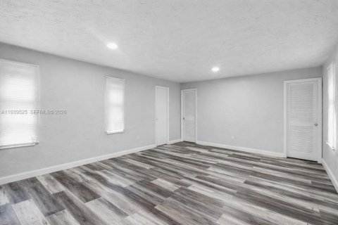 Casa en venta en Miami, Florida, 6 dormitorios, 318.75 m2 № 1999871 - foto 17