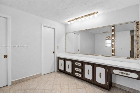 Casa en venta en Miami, Florida, 6 dormitorios, 318.75 m2 № 1999871 - foto 20