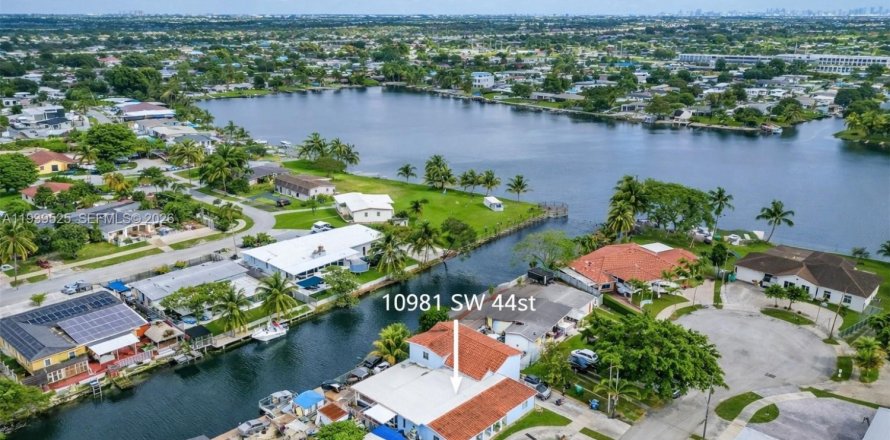 Casa en Miami, Florida 6 dormitorios, 318.75 m2 № 1999871