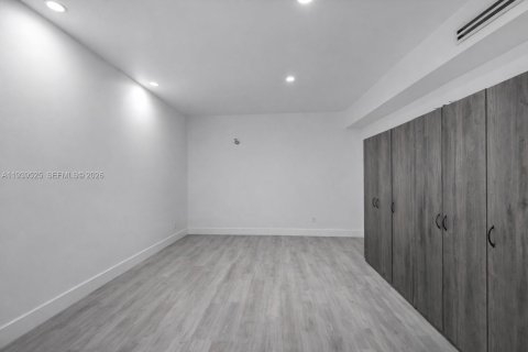 Casa en venta en Miami, Florida, 6 dormitorios, 318.75 m2 № 1999871 - foto 10