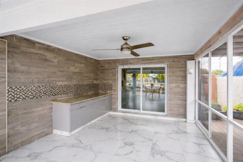 Casa en venta en Miami, Florida, 6 dormitorios, 318.75 m2 № 1999871 - foto 8