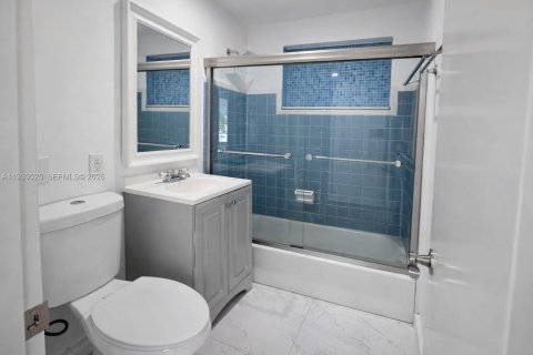 Casa en venta en Miami, Florida, 6 dormitorios, 318.75 m2 № 1999871 - foto 18