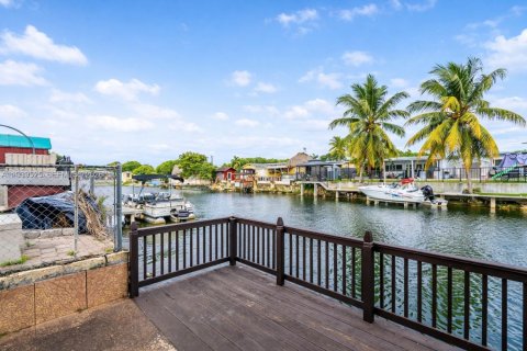 Casa en venta en Miami, Florida, 6 dormitorios, 318.75 m2 № 1999871 - foto 26