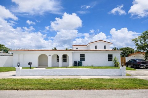 Casa en venta en Miami, Florida, 6 dormitorios, 318.75 m2 № 1999871 - foto 3