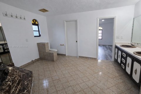 Casa en venta en Miami, Florida, 6 dormitorios, 318.75 m2 № 1999871 - foto 23