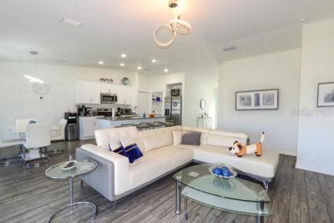 Casa en venta en Cape Coral, Florida, 4 dormitorios, 151.9 m2 № 1911655 - foto 17