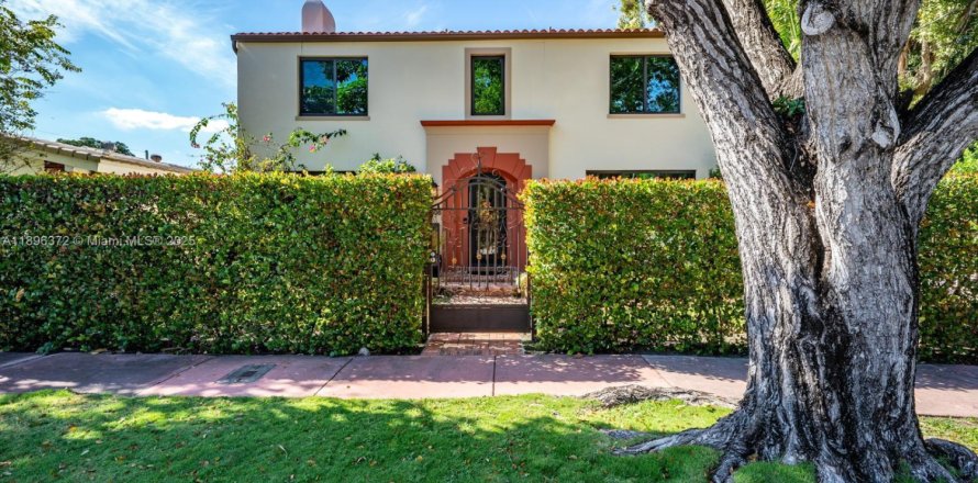 Casa en Miami Beach, Florida 3 dormitorios, 304.63 m2 № 1947938