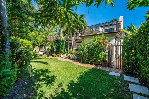 Casa en alquiler en Miami Beach, Florida, 3 dormitorios, 304.63 m2 № 1947938 - foto 2