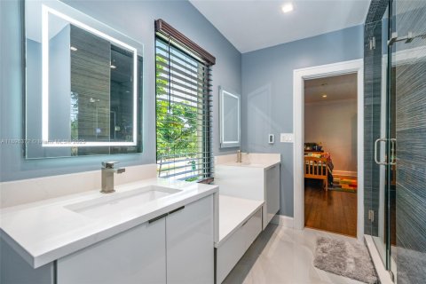 Casa en alquiler en Miami Beach, Florida, 3 dormitorios, 304.63 m2 № 1947938 - foto 18