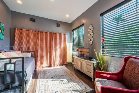 Casa en alquiler en Miami Beach, Florida, 3 dormitorios, 304.63 m2 № 1947938 - foto 12