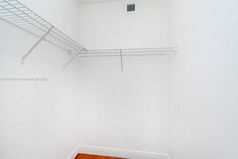 Condo in Coral Gables, Florida, 2 bedrooms  № 1882537 - photo 16