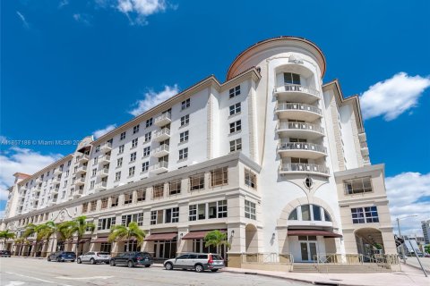 Condo in Coral Gables, Florida, 2 bedrooms  № 1882537 - photo 1