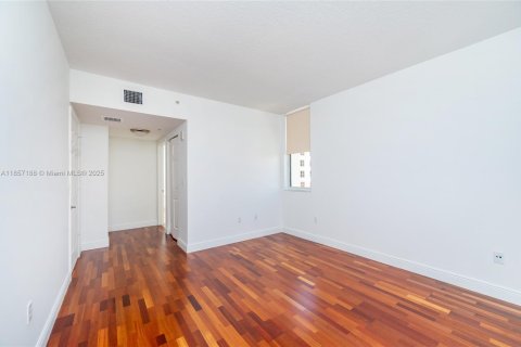 Condo in Coral Gables, Florida, 2 bedrooms  № 1882537 - photo 18
