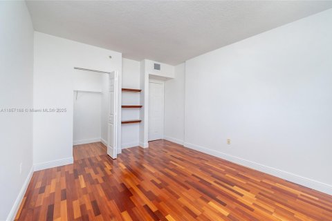 Condo in Coral Gables, Florida, 2 bedrooms  № 1882537 - photo 22