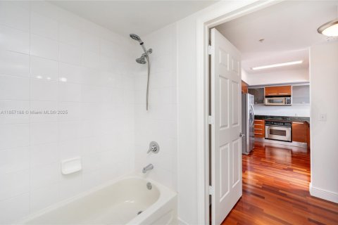 Condo in Coral Gables, Florida, 2 bedrooms  № 1882537 - photo 25