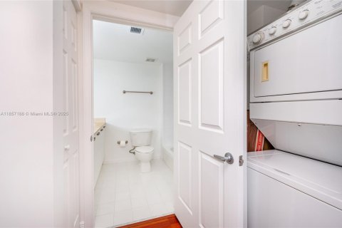Condo in Coral Gables, Florida, 2 bedrooms  № 1882537 - photo 24