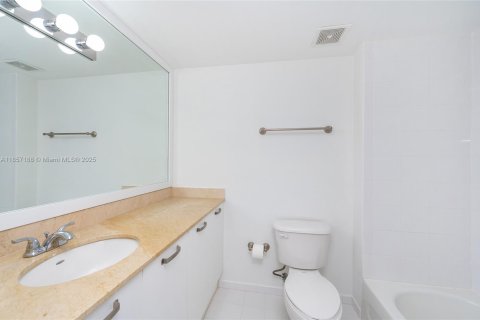 Condo in Coral Gables, Florida, 2 bedrooms  № 1882537 - photo 26