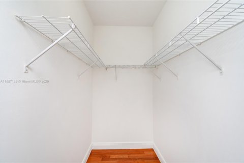 Condo in Coral Gables, Florida, 2 bedrooms  № 1882537 - photo 20