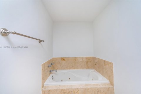 Condo in Coral Gables, Florida, 2 bedrooms  № 1882537 - photo 10