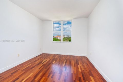 Condo in Coral Gables, Florida, 2 bedrooms  № 1882537 - photo 21