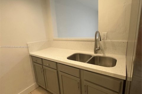 Adosado en venta en Miami, Florida, 2 dormitorios, 111.48 m2 № 1701634 - foto 3