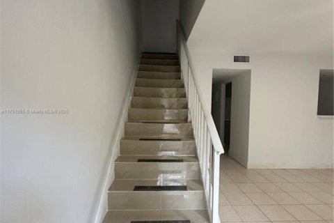 Adosado en venta en Miami, Florida, 2 dormitorios, 111.48 m2 № 1701634 - foto 1