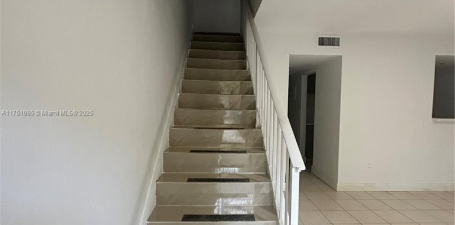 Adosado en Miami, Florida 2 dormitorios, 111.48 m2 № 1701634