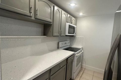 Adosado en venta en Miami, Florida, 2 dormitorios, 111.48 m2 № 1701634 - foto 2