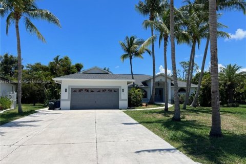 Villa ou maison à vendre à Fort Myers, Floride: 5 chambres, 240.15 m2 № 1971712 - photo 1