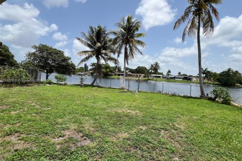 Casa en venta en Pembroke Pines, Florida, 3 dormitorios, 115.66 m2 № 1792512 - foto 30