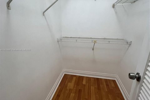 Condominio en alquiler en Miami, Florida, 2 dormitorios, 152.17 m2 № 1938180 - foto 16