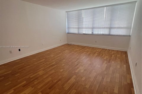 Condominio en alquiler en Miami, Florida, 2 dormitorios, 152.17 m2 № 1938180 - foto 11