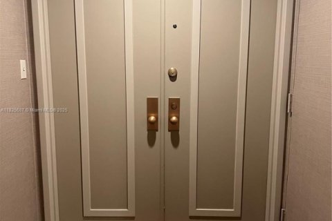 Condominio en alquiler en Miami, Florida, 2 dormitorios, 152.17 m2 № 1938180 - foto 2