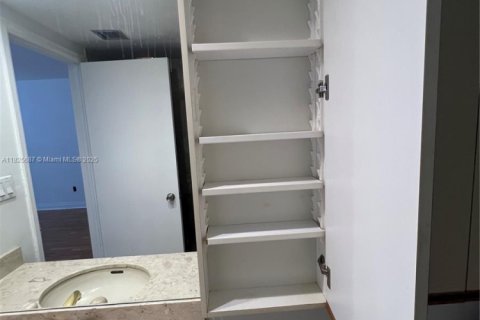 Condominio en alquiler en Miami, Florida, 2 dormitorios, 152.17 m2 № 1938180 - foto 13