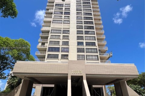 Condominio en alquiler en Miami, Florida, 2 dormitorios, 152.17 m2 № 1938180 - foto 1