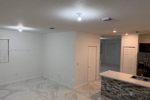 Touwnhouse à louer à Miami, Floride: 3 chambres, 157.38 m2 № 2027490 - photo 4