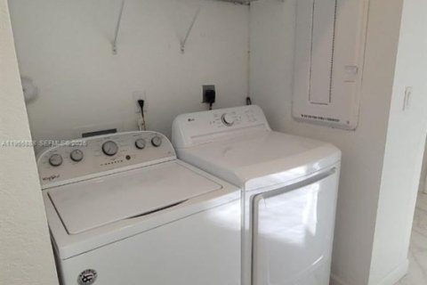 Touwnhouse à louer à Miami, Floride: 3 chambres, 157.38 m2 № 2027490 - photo 28