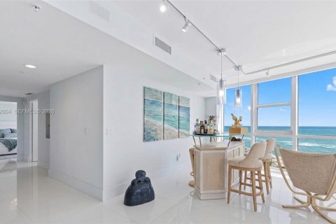 Condominio en venta en Sunny Isles Beach, Florida, 3 dormitorios, 375.79 m2 № 2261576 - foto 5