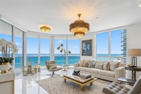 Condominio en venta en Sunny Isles Beach, Florida, 3 dormitorios, 375.79 m2 № 2261576 - foto 2