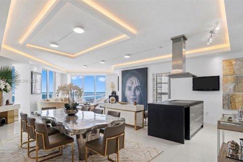 Condominio en venta en Sunny Isles Beach, Florida, 3 dormitorios, 375.79 m2 № 2261576 - foto 1