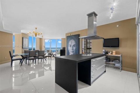 Condominio en venta en Sunny Isles Beach, Florida, 3 dormitorios, 375.79 m2 № 2261576 - foto 10